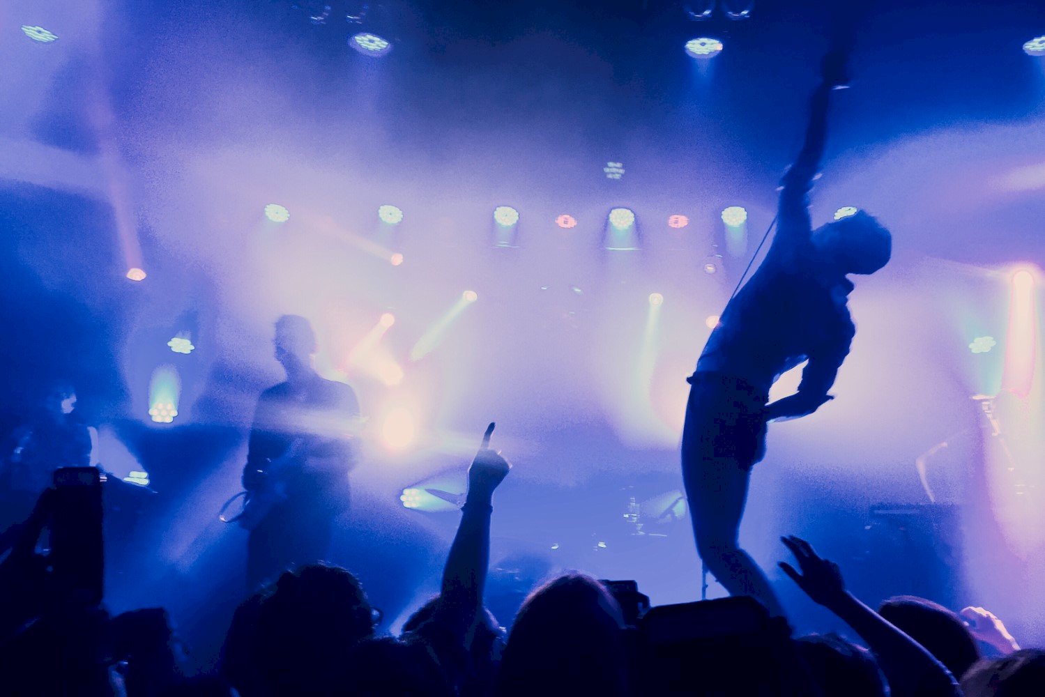 Navigating New York’s Entertainment Scene: Concerts, Games, and Comedy Shows – Dates and Stylish Transportation Tips